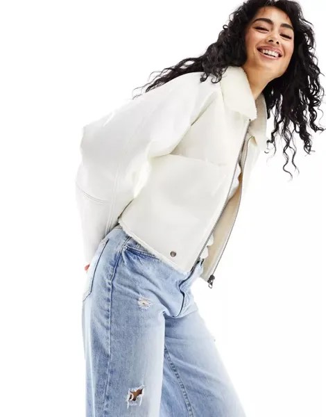 Блестящая белая куртка из искусственной кожи Pull&Bear с деталями из искусственной овчины