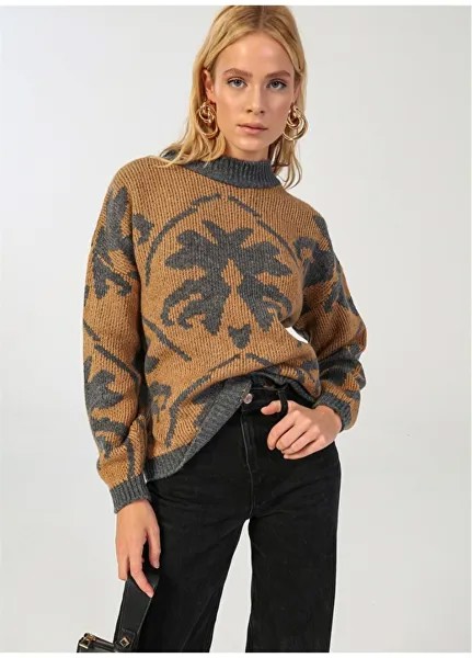 Женский свитер антрацитового цвета с высоким воротником и геометрическим рисунком People By Fabrika