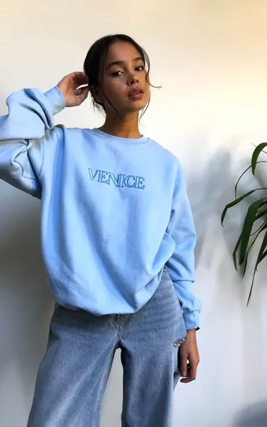 PrettyLittleThing Синий свитшот с вышивкой 