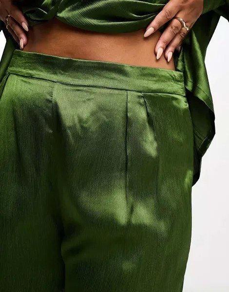 Эксклюзивные широкие брюки с атласной текстурой In The Style цвета хаки