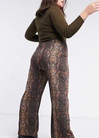 Эксклюзивные расклешенные брюки со змеиным принтом COLLUSION Plus-Мульти
