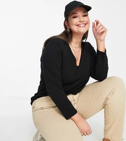 Черный лонгслив с V-образным вырезом Vero Moda Curve