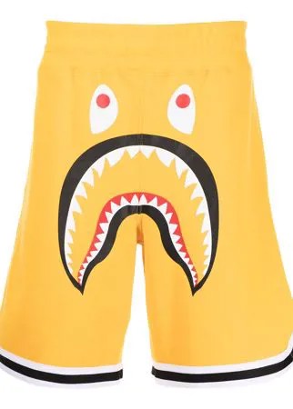 A BATHING APE® спортивные шорты Shark с графичным принтом