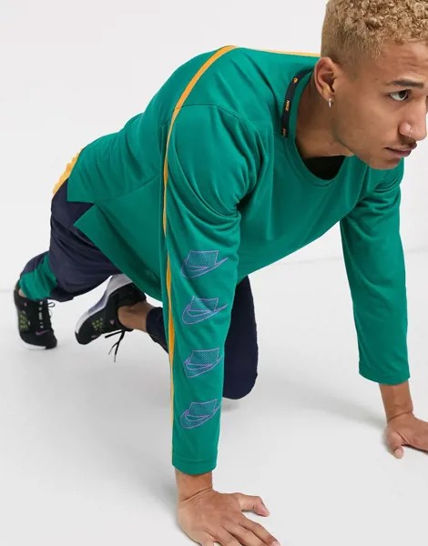 Зеленый лонгслив Nike Training sport pack