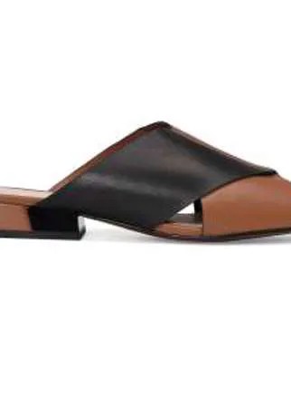 Универсальные сабо премиальной линии ALLA PUGACHOVA выполнены из мягкой натуральной кожи. Минималистичный дизайн в виде двух широких полос коричневого и черного цветов. Небольшой каблук-трапеция обеспечит комфорт в течение всего дня.