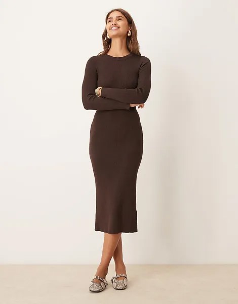 Коричневое трикотажное платье миди в рубчик с круглым вырезом New Look