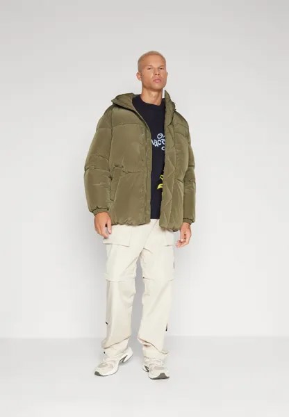 Куртка Tommy Jeans ПУФФЕР STATEMENT, цвет DRAB OLIVE GREEN