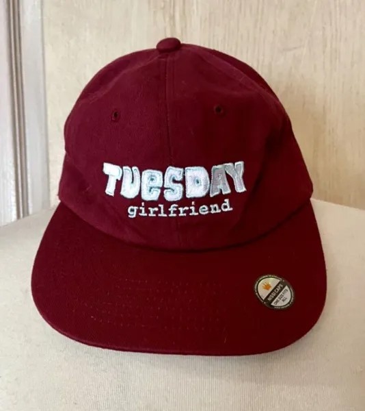 Бейсбольная кепка Urban Outfitters Tuesday Girlfriend с регулируемым ремешком, красная, НОВИНКА