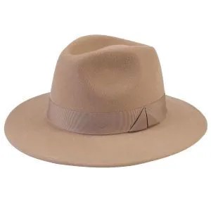 Оригинальная шляпа федора из шерсти бежевого цвета с широкими полями. Модель обрамляется репсовой лентой. Модный аксессуар, который легко адаптируется под различные городские образы.