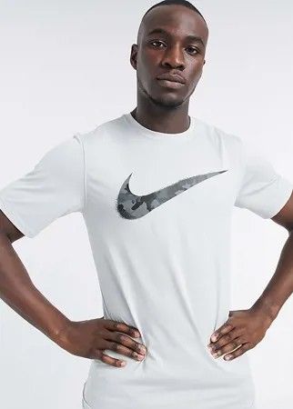 Серая футболка с камуфляжным принтом на логотипе-галочке Nike Training Tall-Серый