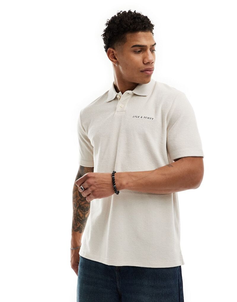 Бежевая футболка-поло с вышитым логотипом Lyle & Scott