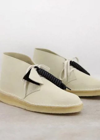 Светлые замшевые дезерты Clarks Originals-Белый