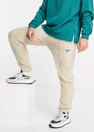 Бежевые джоггеры из искусственного меха под овчину с логотипом-вектором Reebok Classics Vector-Светло-бежевый цвет