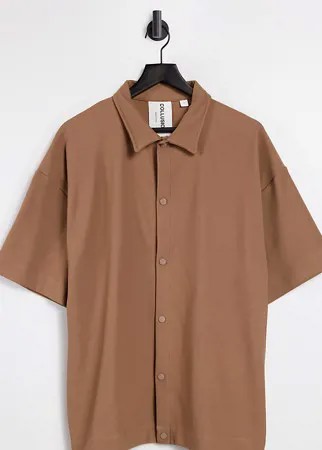 Коричневая oversized-рубашка из плотного трикотажа в рубчик с короткими рукавами COLLUSION Unisex-Коричневый цвет