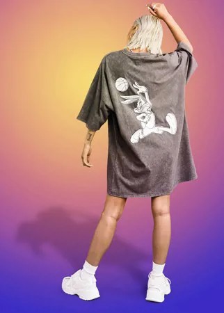 Платье-футболка в стиле oversized выбеленного темно-серого цвета с принтом Багза Банни ASOS DESIGN Space Jam: A New Legacy Jam-Серый