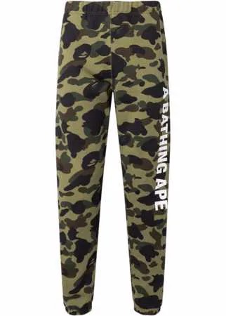 A BATHING APE® спортивные брюки 1ST Camo кроя слим