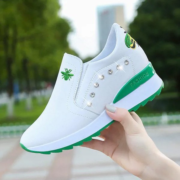 Осень 2020 Новый увеличение Маленькие белые туфли Женщины Корейская версия досуга Музыкальная обувь Net Красные кроссовки Женщины