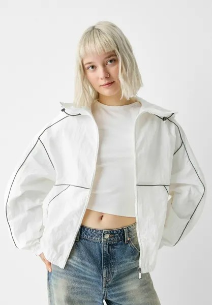 Легкая куртка WITH CONTRAST DETAIL Bershka, цвет white