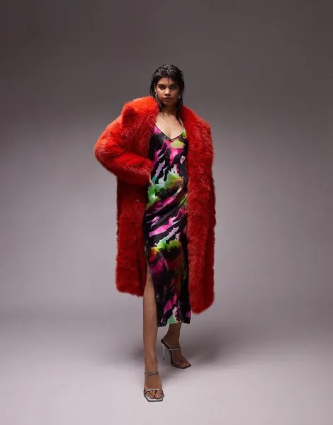 Длинное пальто красного цвета со вставками из искусственного меха Topshop