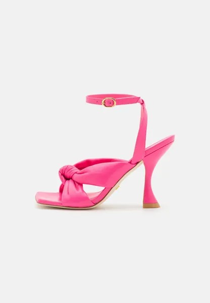 Босоножки на каблуке Playa Ankle Strap Knot Stuart Weitzman, цвет hot pink