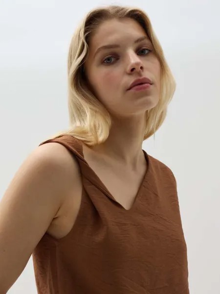 Майка с мятым эффектом и асимметричным вырезом Ovs, цвет cognac brown