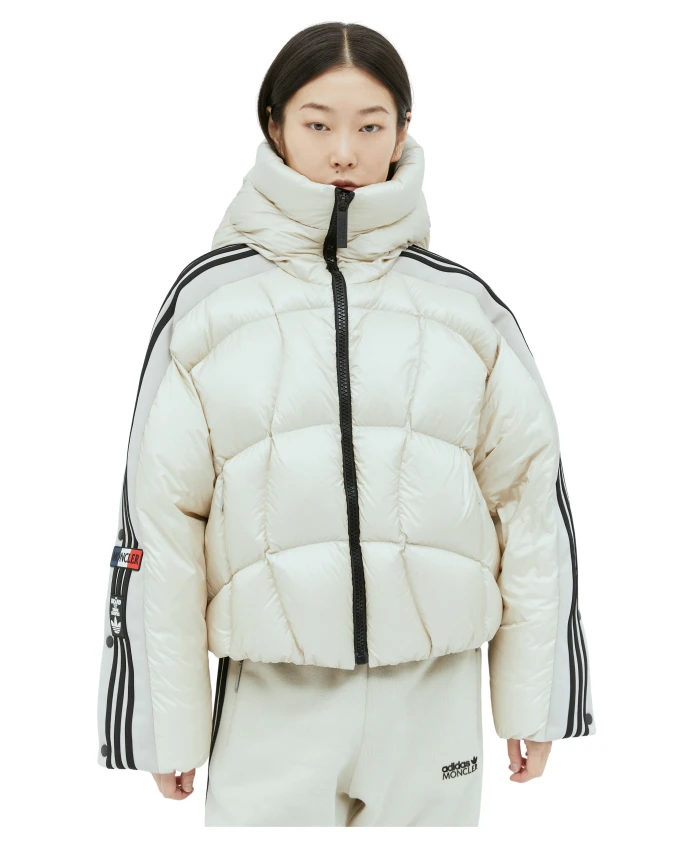 Короткий пуховик с характерными полосками Moncler, бежевый