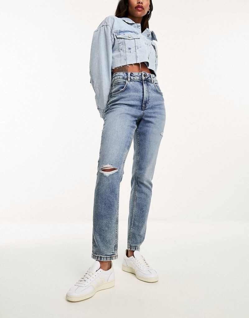 Голубые узкие джинсы Mom с рваными краями ASOS DESIGN