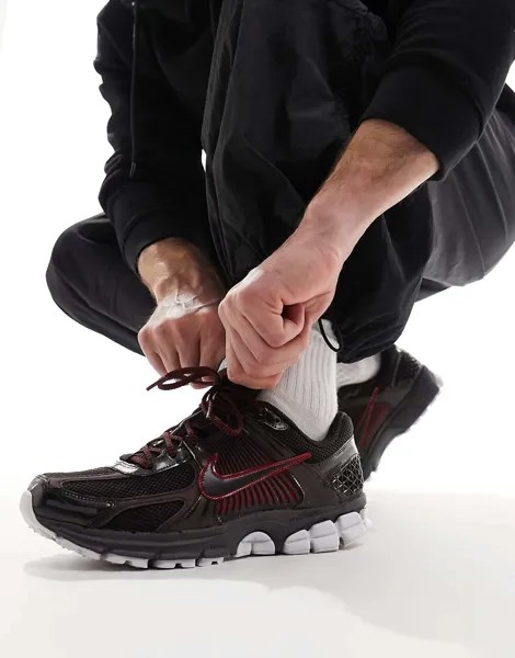 Черные и красные кроссовки Nike Vomero 5