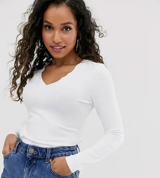 Белый лонгслив с V-образным вырезом ASOS DESIGN Petite