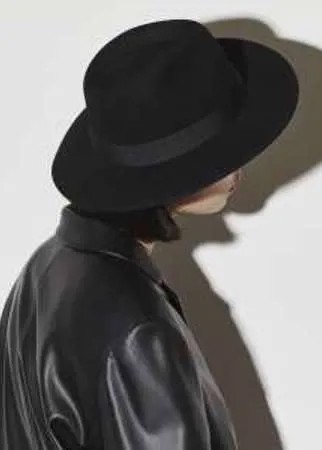 Классическая шляпа-федора из шерсти чёрного цвета. Репсовая лента в тон дополняет изделие.