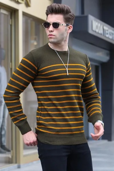Трикотажный свитер цвета хаки в полоску с круглым вырезом 5992 MADMEXT