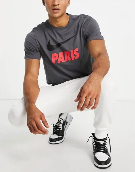 Темно-серая футболка с логотипом-галочкой и принтом ФК «Пари Сен-Жермен» Nike Football Paris Saint-Germain-Серый