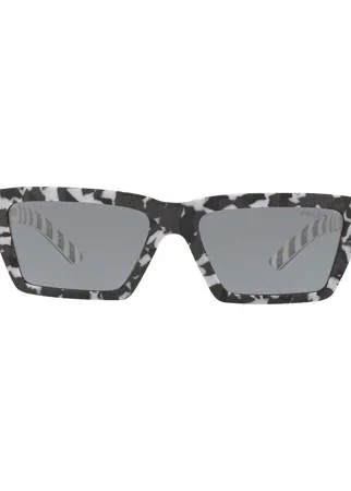 Prada Eyewear солнцезащитные очки Disguise с камуфляжным узором