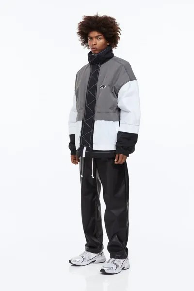 Нейлоновая куртка в коробке H&M, серые/цветные блоки
