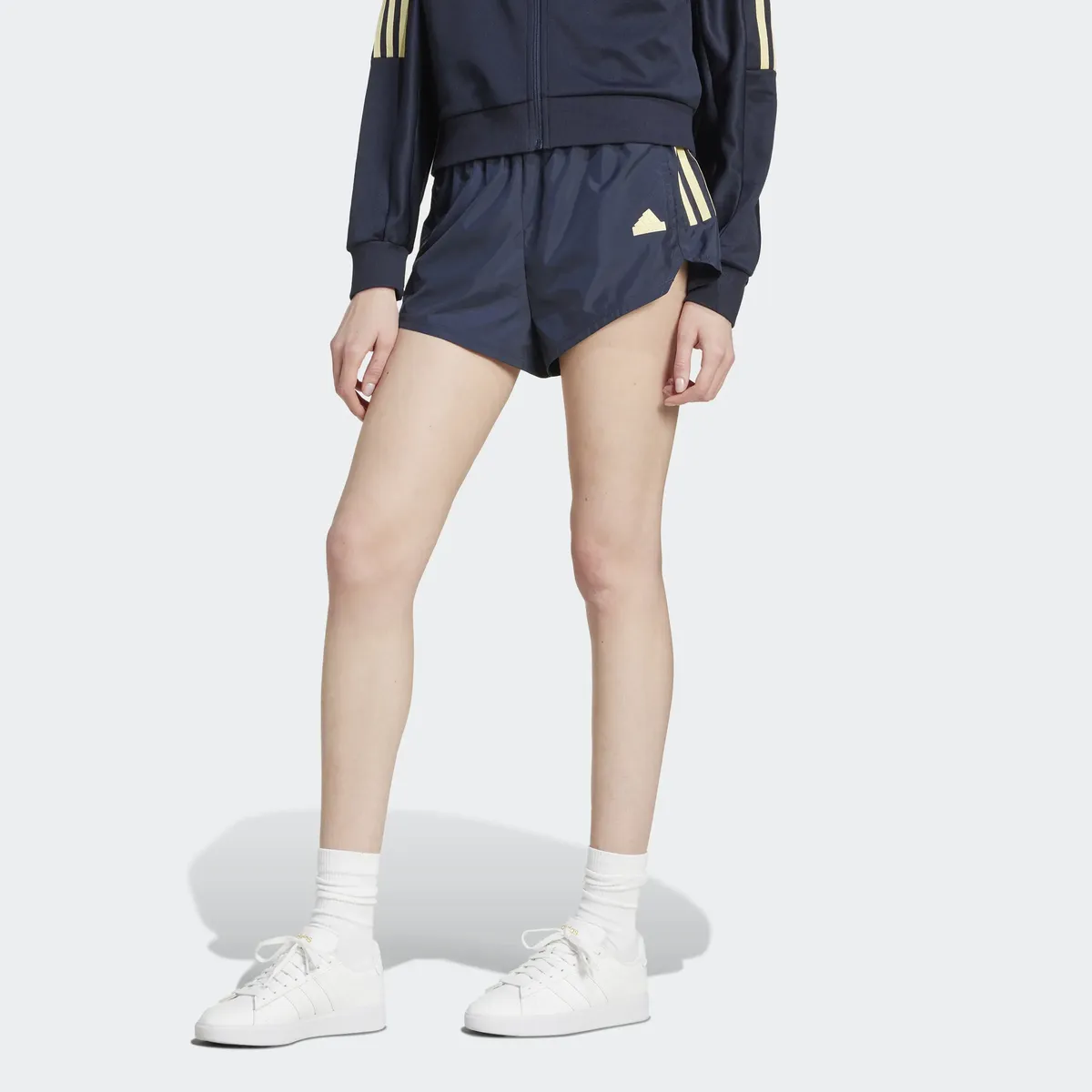 Спортивные шорты adidas 