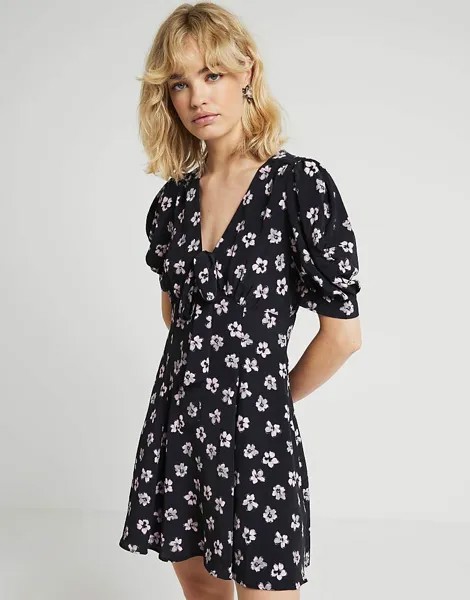 Черное платье мини с цветочным принтом и завязкой спереди River Island