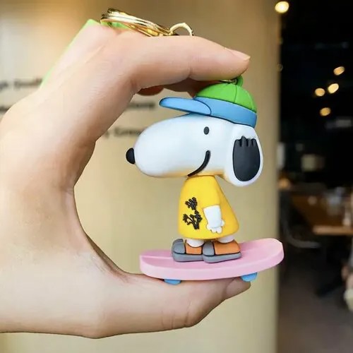 Брелок Брелок - игрушка на ключи, детский брелок на рюкзак SNOOPY / собачка Снупи на скейте, желтый, белый
