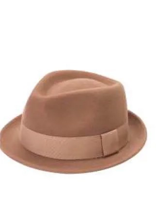 Классическая шляпа-федора из шерсти карамельного оттенка. Репсовая лента в тон дополняет изделие.