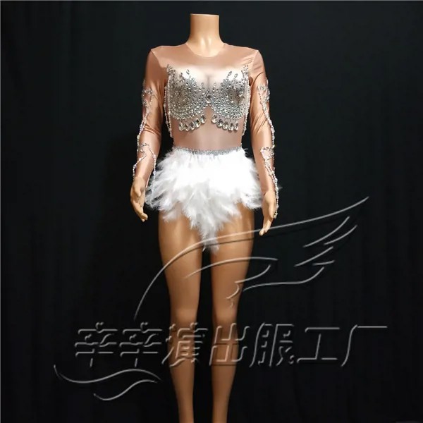 Женское боди со сверкающими кристаллами, сексуальное боди для ночного клуба и вечеринки, пикантное боди телесного цвета, короткая юбка с белыми перьями, стеклянный костюм