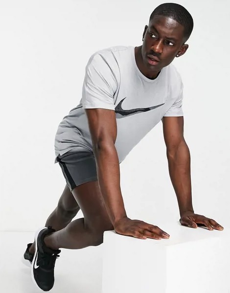 Серая футболка с крупным логотипом Nike Training Hyperdry-Серый