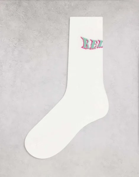 Белые спортивные носки с надписью 