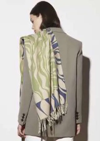 Стильный шерстяной шарф. Необычный принт с использованием нескольких цветов позволяет сочетать изделие с разной верхней одеждой. По узким краям расположена бахрома средней длины.