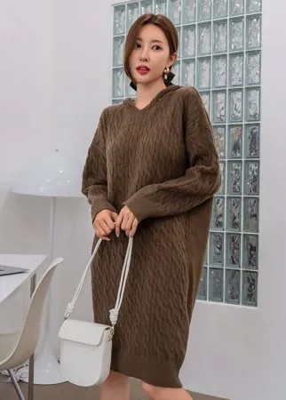 Вязаное платье-свитер с капюшоном