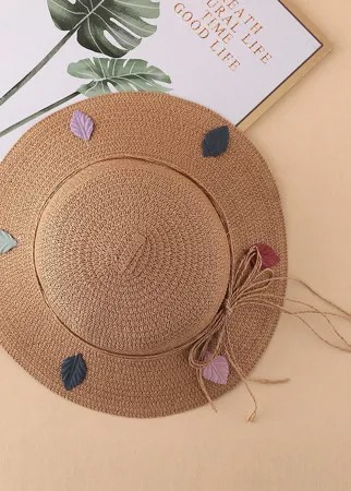 Соломенная шляпа с листьями