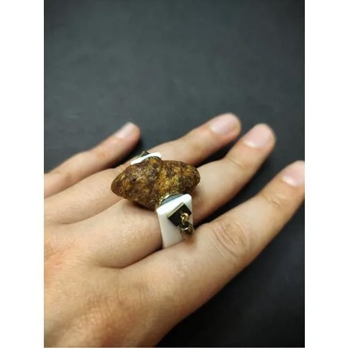 Кольцо женское с камнем янтарь ромб на белом каучуке 19 р-р