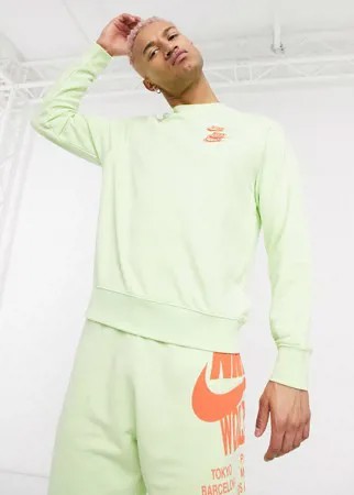 Свитшот лаймового цвета с круглым вырезом и графическим принтом Nike World Tour Pack-Зеленый цвет