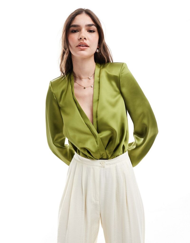 Оливковое боди с глубоким вырезом и подплечниками ASOS DESIGN