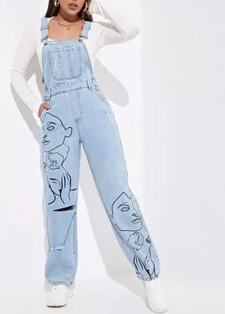 Рваные джинсовые комбинезоны без футболки с рисунком