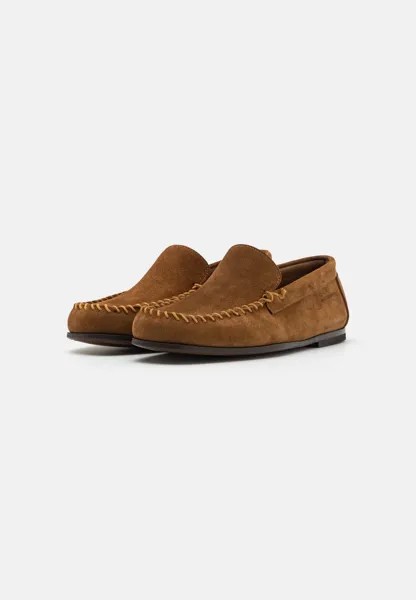Слипоны Montauk Venetian Moc Stuart Weitzman, бежевые