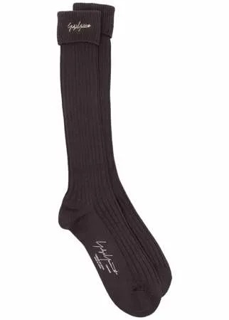 Yohji Yamamoto носки в рубчик с вышитым логотипом